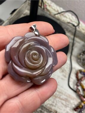 Rose Carved Agate Pendant Necklace - Lavender Brown